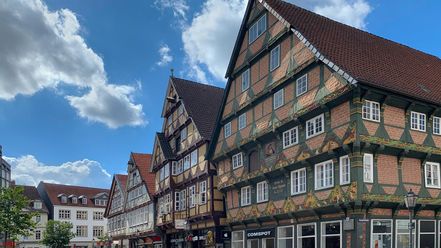 Hoppener Haus in Celle – reich verziertes Fachwerkhaus aus dem 16. Jahrhundert an einer Straßenecke der Altstadt