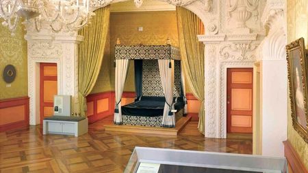 Prächtig ausgestattetes Paradezimmer im Residenzmuseum des Celler Schlosses mit barocker Einrichtung und kunstvollen Verzierungen.