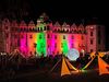 Das Celler Schloss mit farbenfrohen Lichtern und Mustern, das in der Dunkelheit m Celler Schlosspark während des Lichterfestes Nordlichter strahlt.