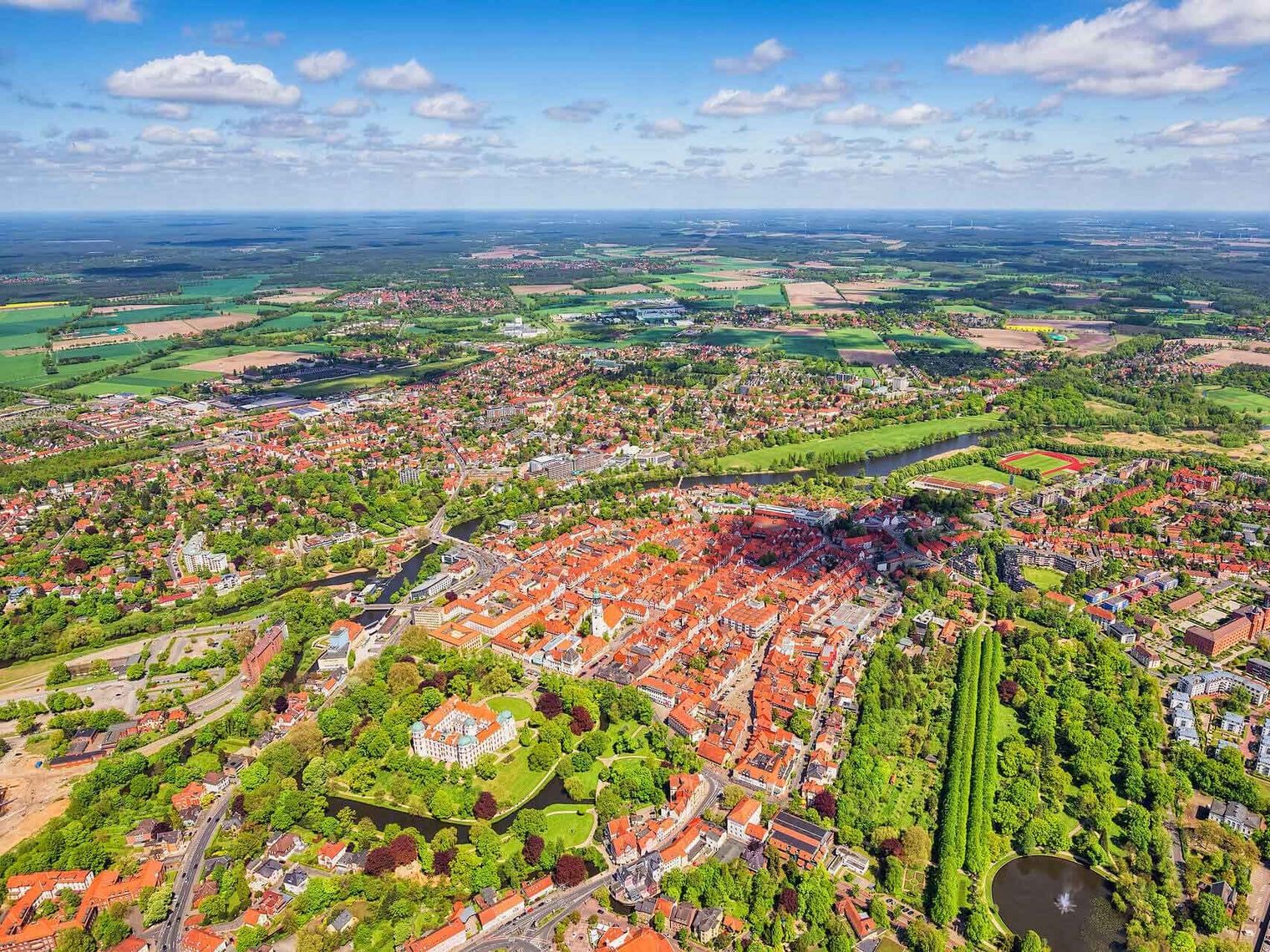 Luftaufnahme von Celle mit Schloss, Altstadt und viel Grün