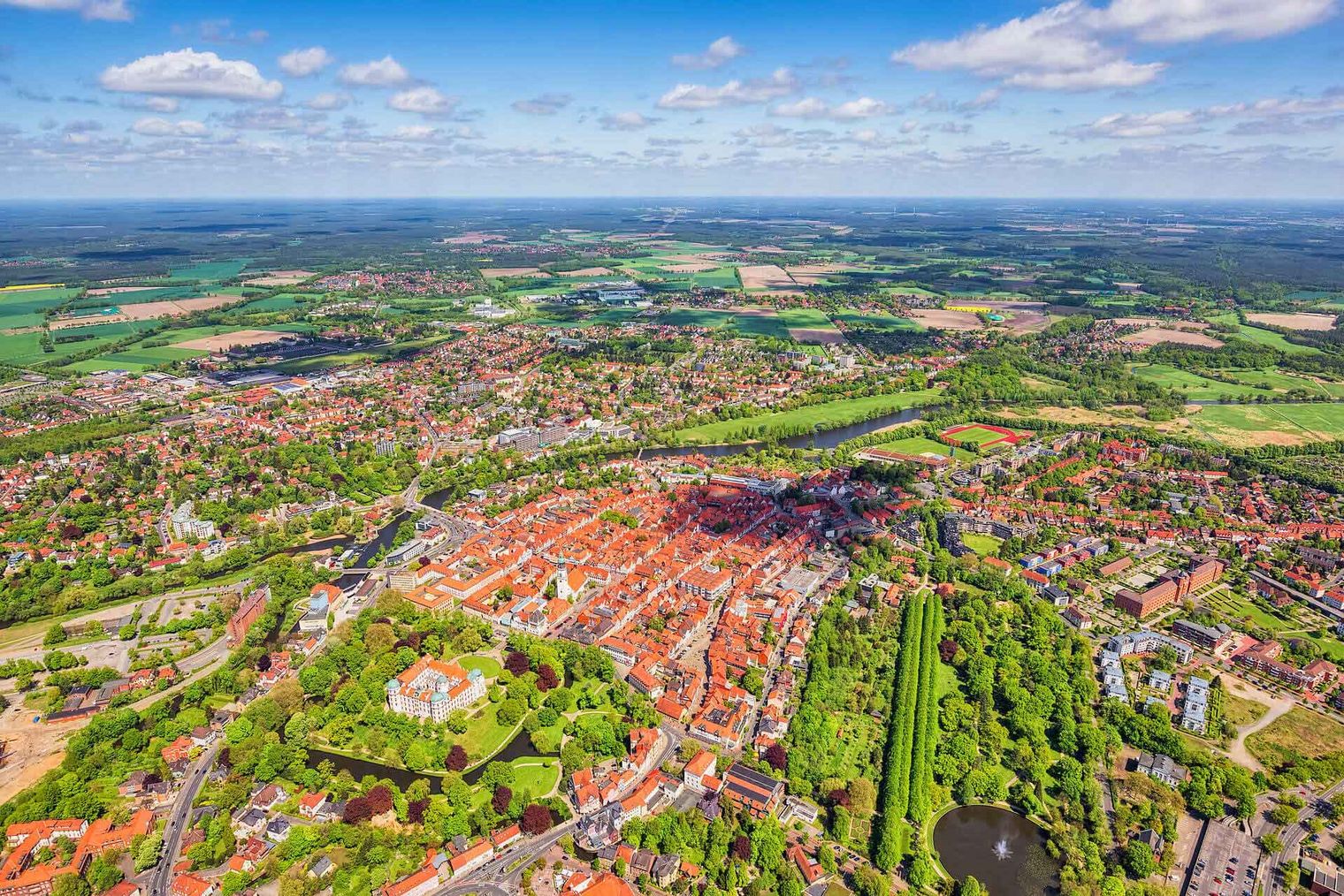Luftaufnahme von Celle mit Schloss, Altstadt und viel Grün