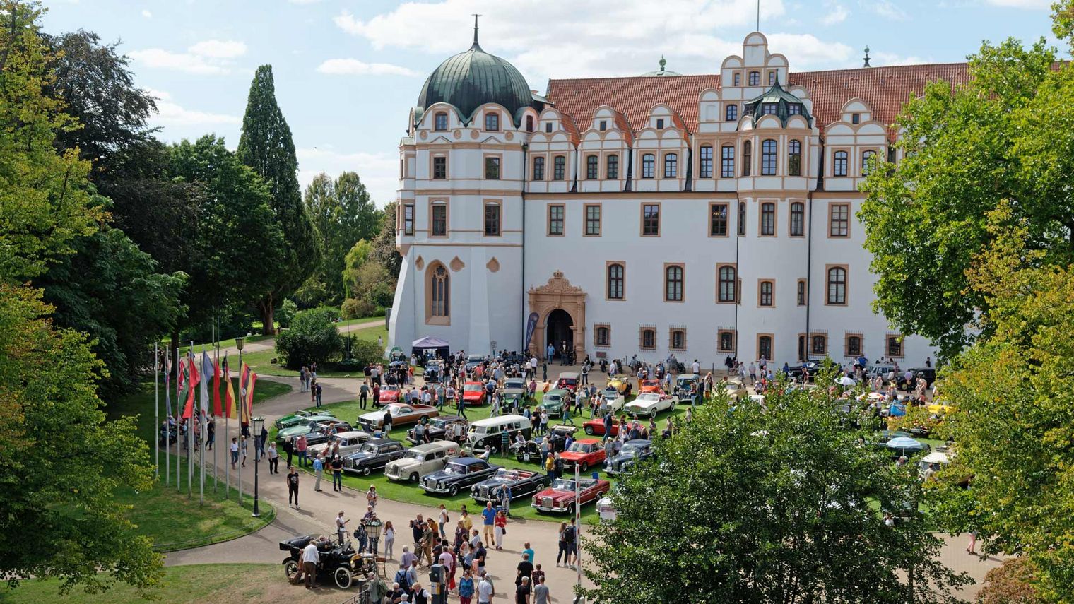 Oldtimer-Ausstellung vor dem Celler Schloss mit vielen Besuchern bei der Veranstaltung Oldtimer+Fachwerk.