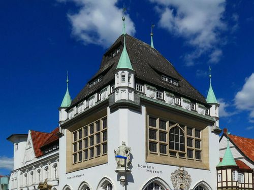 Außenansicht des Celler Bomann-Museums vor blauem Himmel