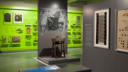 Ausstellungsraum im Bomann-Museum in Celle mit verschiedenen historischen Exponaten.