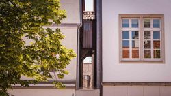Historischer Aborterker „Celler Hängeklo“ zwischen zwei Fachwerkhäusern am Großen Plan in Celle