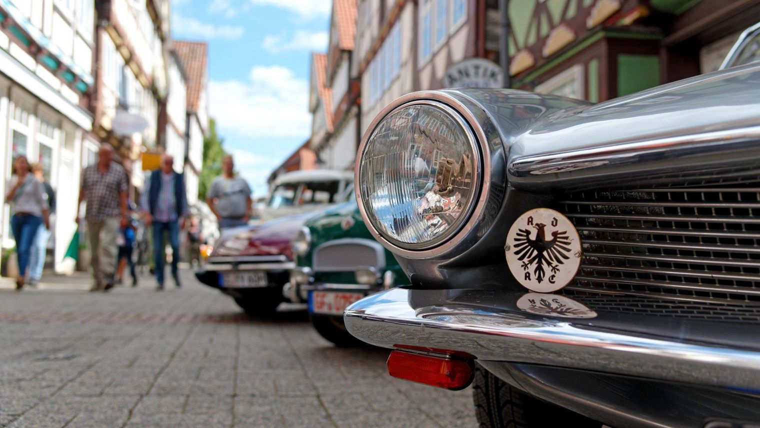 Nahaufnahme eines silbernen Oldtimers mit ADAC Adler-Emblem bei der Veranstaltung Oldtimer+Fachwerk in der Celler Altstadt.