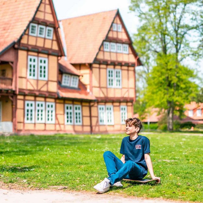 Schlösschen im Französischen Garten Celle, historisches Fachwerkgebäude vor grüner Wiese – einst königliches Teehaus und Sommerhaus.