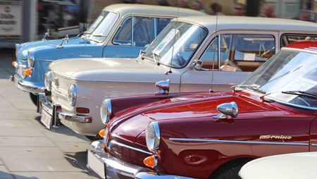 Reihe von klassischen Oldtimern in verschiedenen Farben bei der Veranstaltung Oldtimer+Fachwerk in der Celler Altstadt.