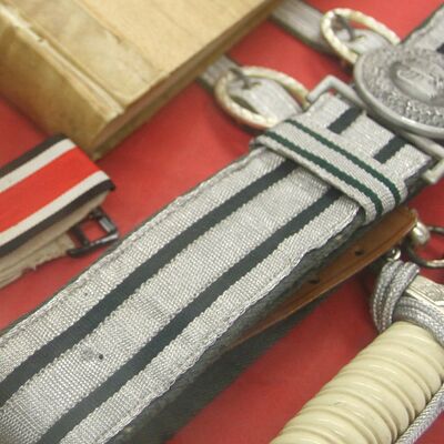 Bild vergrößern: Details: Nachlass eines RK-Trägers: Band (Feldfertigung), Offiziersdolch und -koppel